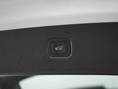 Used 2019 Chevrolet Blazer Premier w/ Sun and Wheels Package AWD/4WD image 17