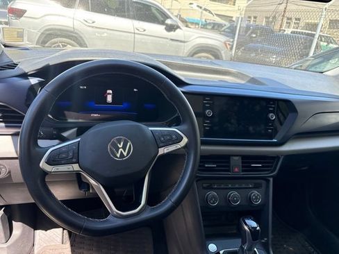 Certified 2022 Volkswagen Taos SE FWD image 6