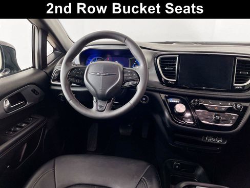 Used 2024 Chrysler Pacifica Limited FWD image 2