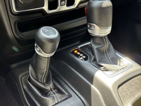 Used 2022 Jeep Wrangler Unlimited Sahara AWD/4WD image 16