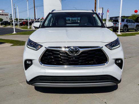 Used 2022 Toyota Highlander Platinum AWD/4WD image 3