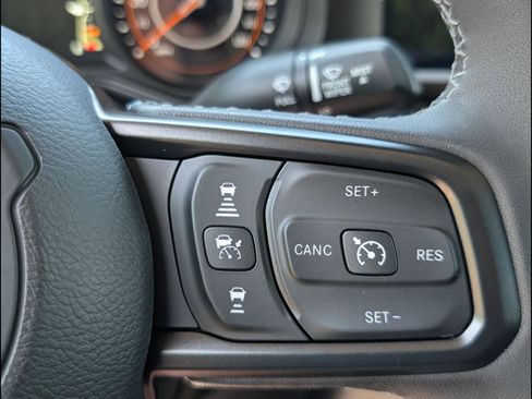 Used 2025 Jeep Gladiator Rubicon w/ Convenience Group AWD/4WD image 18