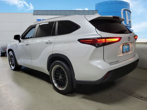Used 2023 Toyota Highlander XLE AWD/4WD image 4