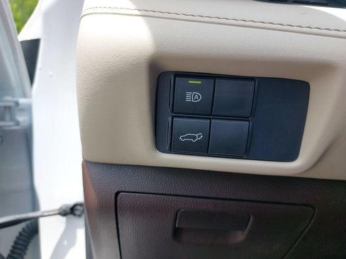 Used 2021 Toyota Highlander XLE FWD image 28
