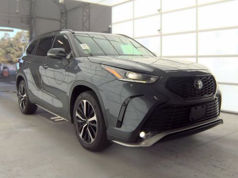 Used 2021 Toyota Highlander XSE AWD/4WD image 2