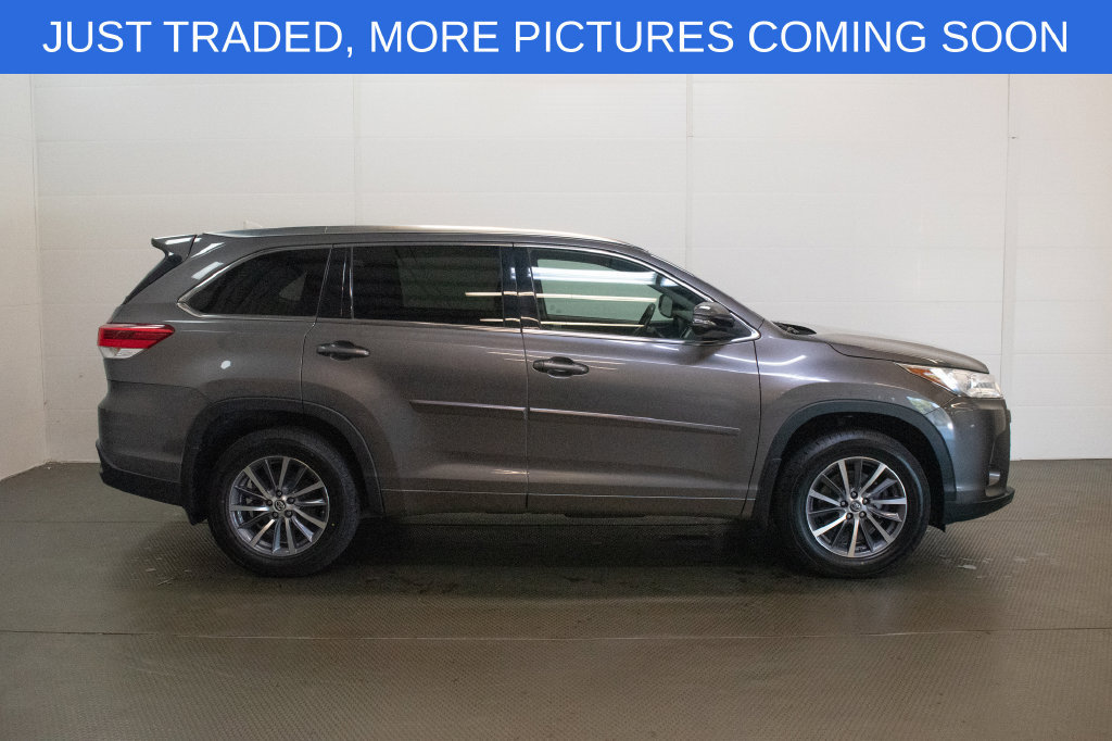 Used 2017 Toyota Highlander XLE AWD/4WD image 3