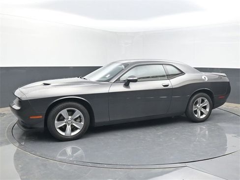 Used 2022 Dodge Challenger SXT image 2