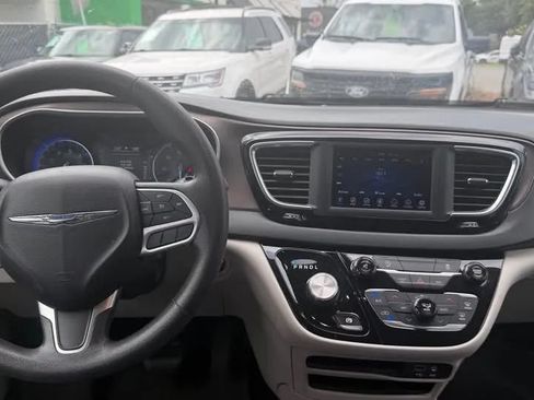 Used 2020 Chrysler Voyager Lxi FWD image 8