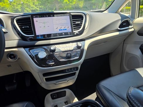 Used 2024 Chrysler Pacifica Touring-L FWD image 27