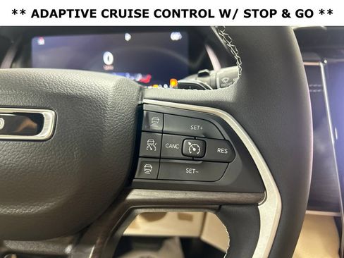 Used 2023 Jeep Grand Cherokee Limited AWD/4WD image 7