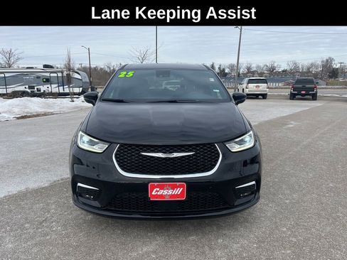 Used 2025 Chrysler Pacifica Select image 10