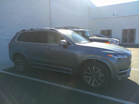Used 2018 Volvo XC90 T5 Momentum w/ Convenience Package image 5