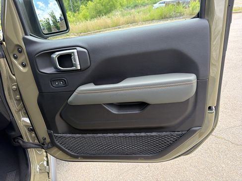 Used 2025 Jeep Gladiator Mojave AWD/4WD image 14