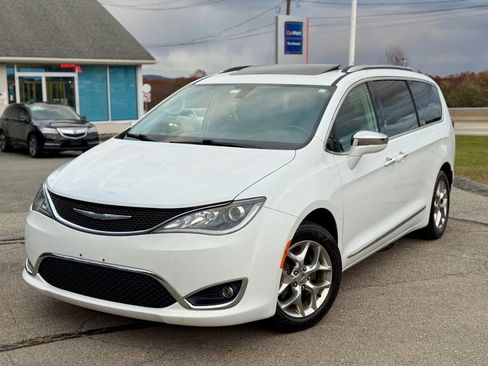 Used 2018 Chrysler Pacifica Limited image 2