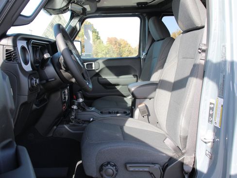 New 2026 Jeep Gladiator Sport AWD/4WD image 3