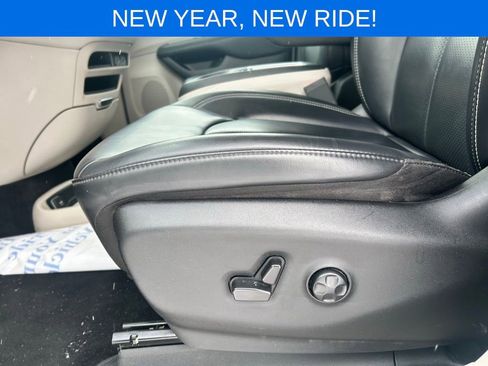 Used 2023 Chrysler Pacifica Touring-L image 17