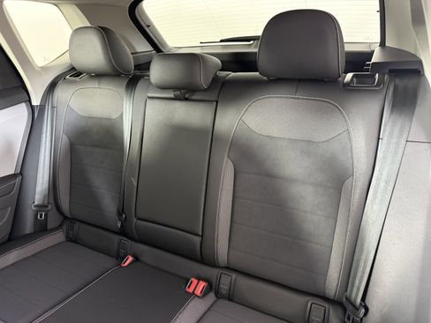 Used 2024 Volkswagen Taos SE w/ Panoramic Sunroof Package image 16