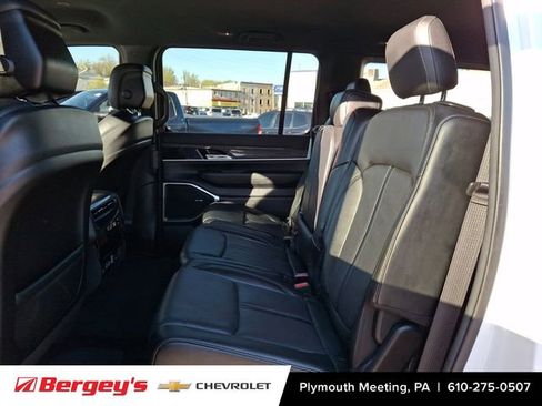 Used 2022 Jeep Wagoneer Series III AWD/4WD image 13