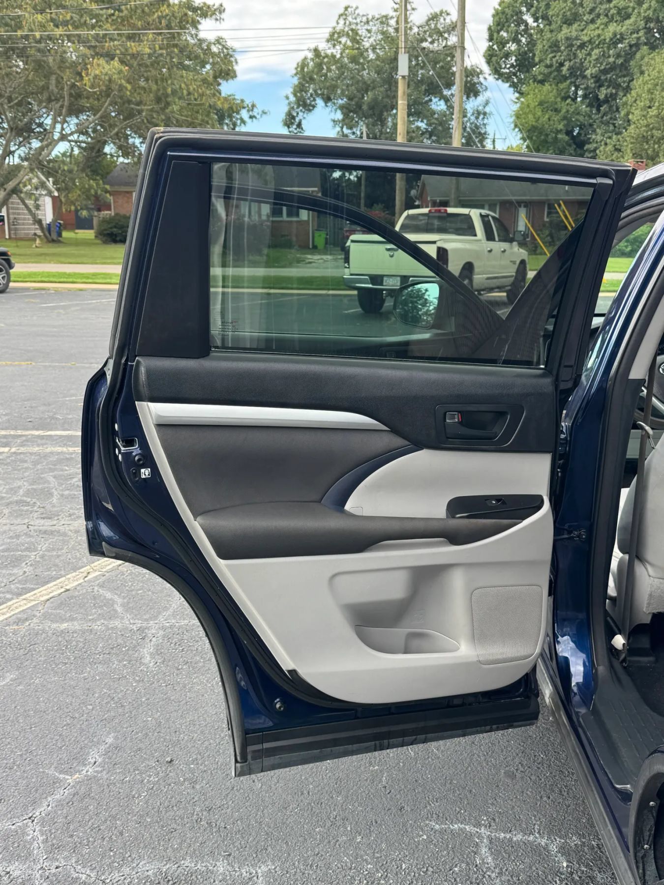 Used 2015 Toyota Highlander LE FWD image 13