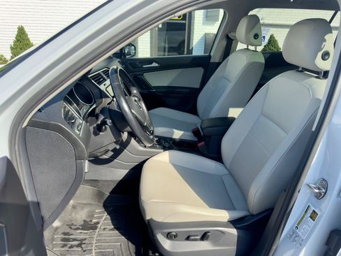 Used 2018 Volkswagen Tiguan SEL AWD/4WD image 18