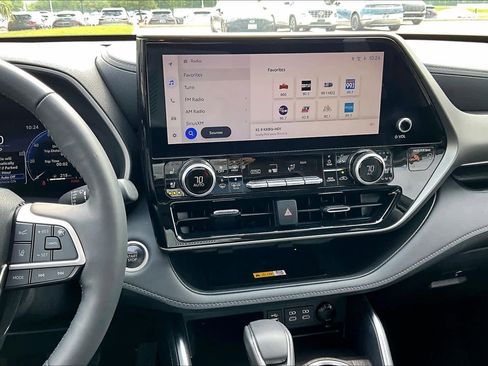 Used 2024 Toyota Highlander Limited image 7