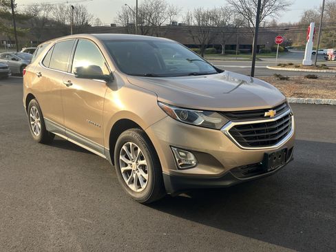 Used 2018 Chevrolet Equinox LT image 2