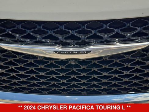 Used 2024 Chrysler Pacifica Touring-L FWD image 11