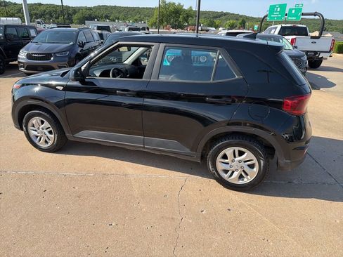 Used 2022 Hyundai Venue SE FWD image 4