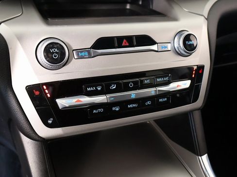 Used 2022 Ford Explorer XLT w/ Equipment Group 202A image 7