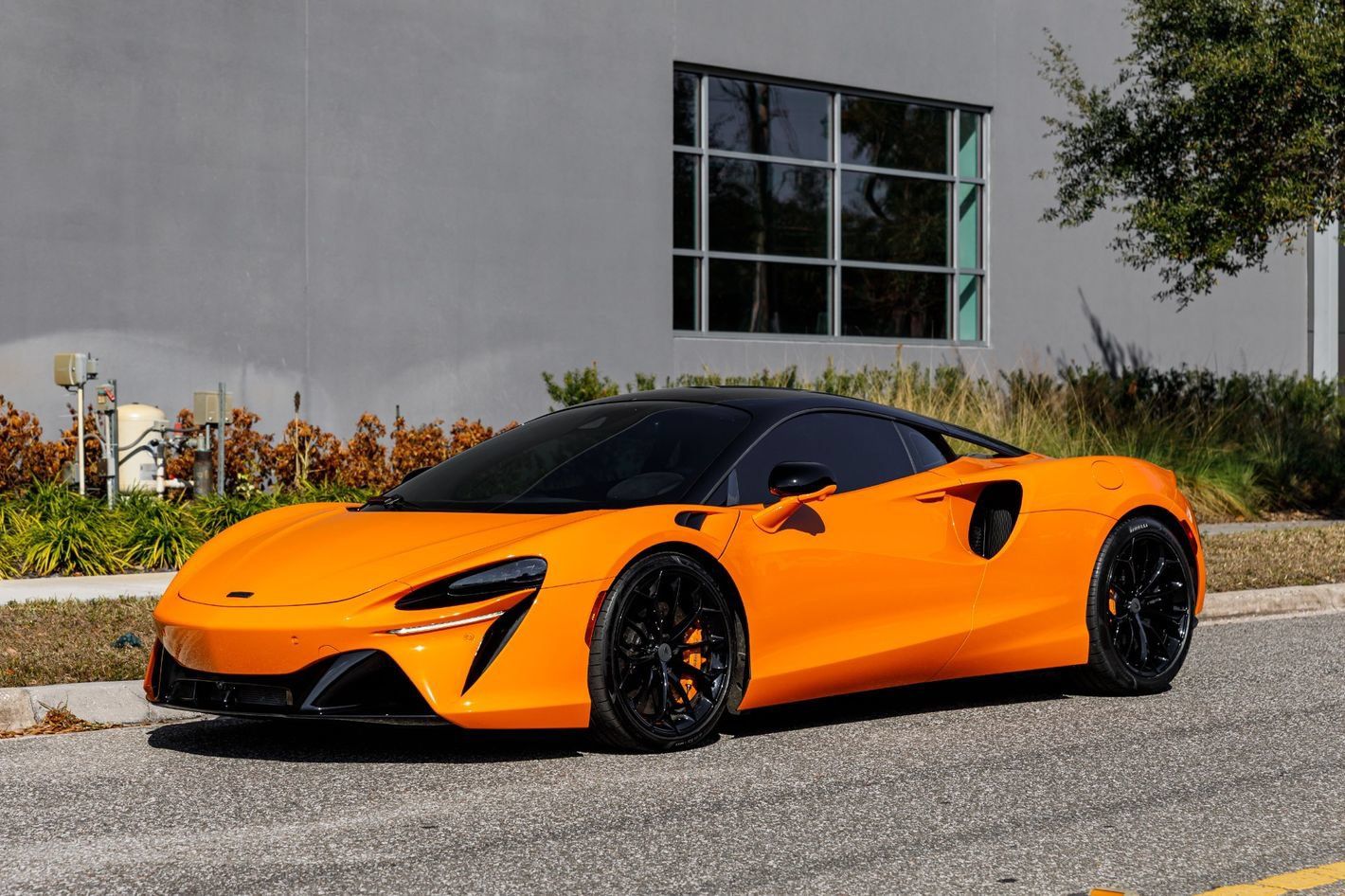 Used 2025 McLaren Artura RWD image 19
