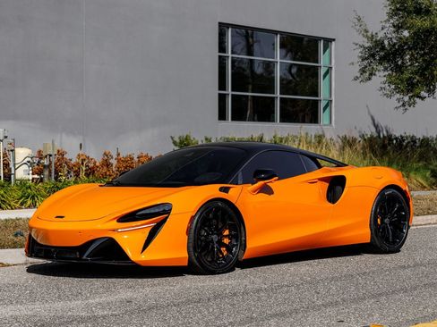Used 2025 McLaren Artura RWD image 19