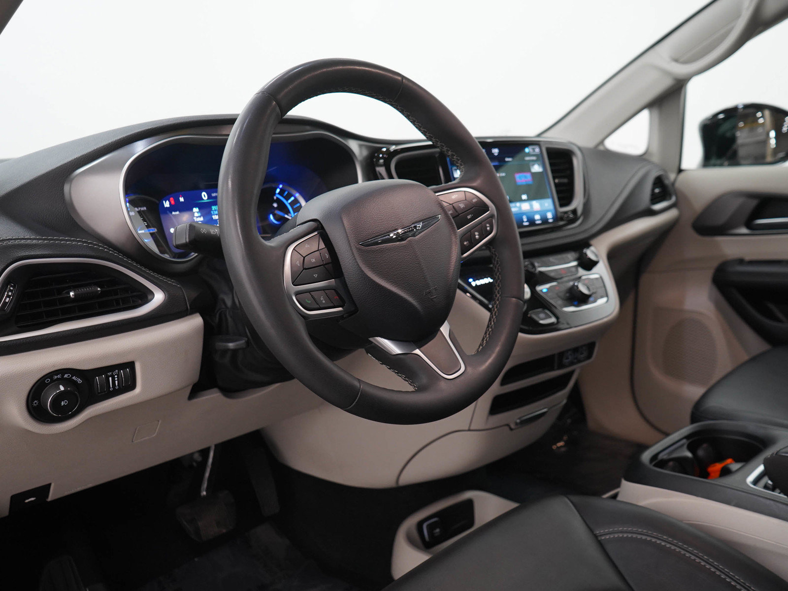 Used 2024 Chrysler Pacifica Limited FWD image 26