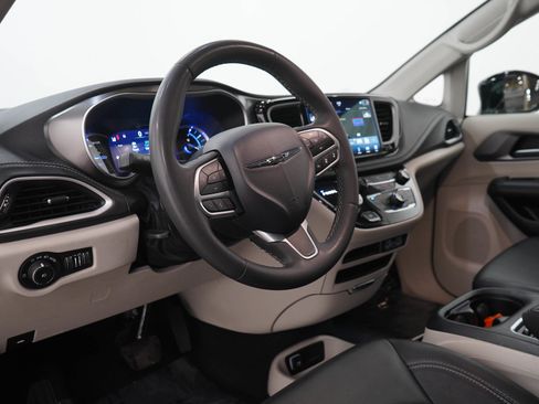 Used 2024 Chrysler Pacifica Limited FWD image 26