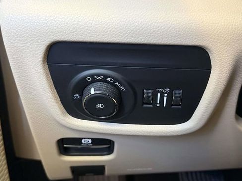 Used 2025 Jeep Grand Cherokee Limited AWD/4WD image 26
