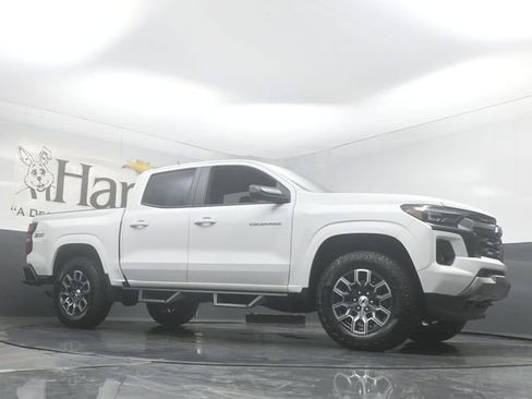 Used 2025 Chevrolet Colorado Z71 w/ Technology Package AWD/4WD image 2