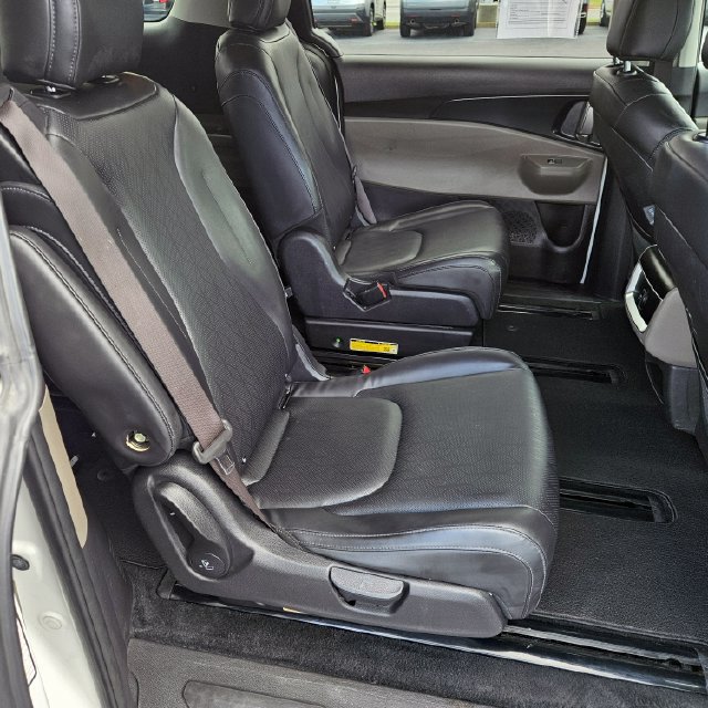 Used 2025 Kia Carnival FWD image 18