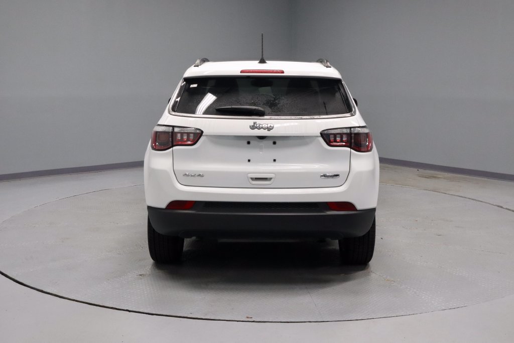 Used 2024 Jeep Compass Latitude w/ Sun and Sound Group AWD/4WD image 9