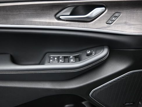 Used 2022 Jeep Grand Cherokee Limited 4xe image 18