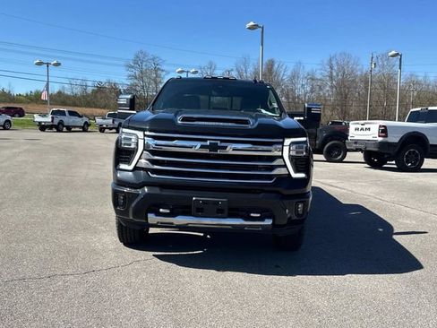 Used 2024 Chevrolet Silverado 2500 High Country w/ Technology Package AWD/4WD image 9