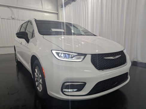 New 2026 Chrysler Pacifica Select image 5