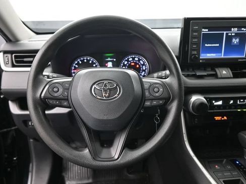 Used 2022 Toyota RAV4 LE FWD image 3