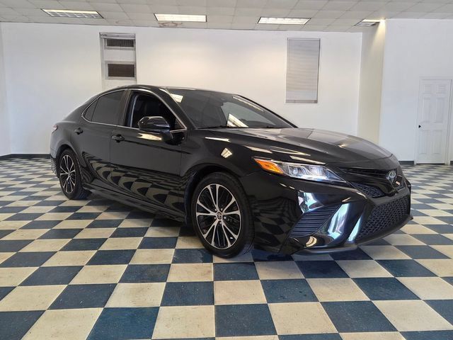 Used 2020 Toyota Camry SE FWD image 1