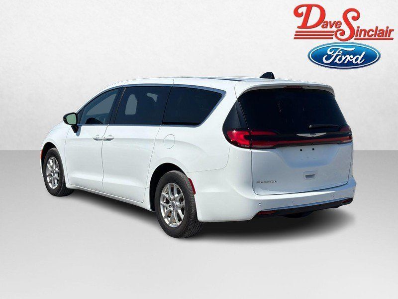 Used 2025 Chrysler Pacifica Select FWD image 9