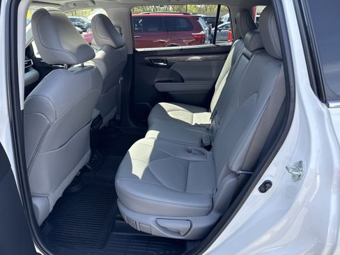 Used 2023 Toyota Highlander Limited AWD/4WD image 9