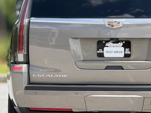 Used 2017 Cadillac Escalade Luxury RWD image 16