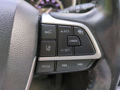 Used 2022 Toyota Highlander XLE FWD image 26