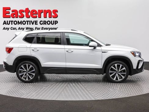 Used 2024 Volkswagen Taos SE FWD image 4