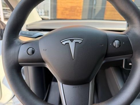 Used 2022 Tesla Model Y Long Range AWD/4WD image 32