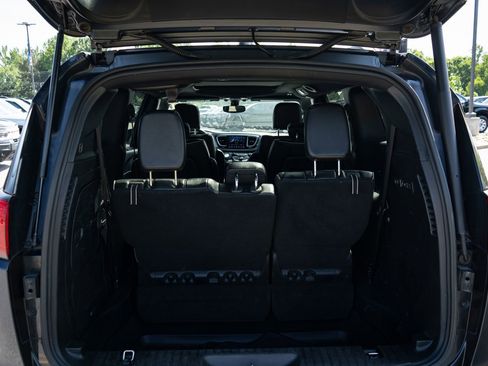 Used 2019 Chrysler Pacifica Limited w/ S Appearance Package FWD image 9