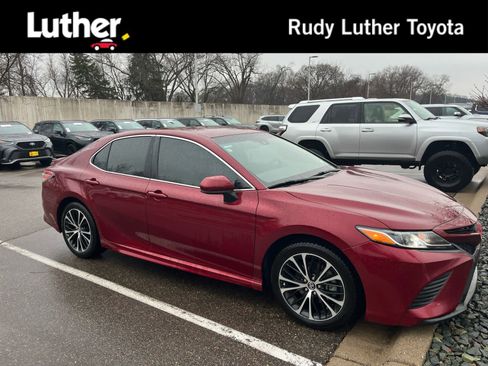 Used 2018 Toyota Camry SE FWD image 1